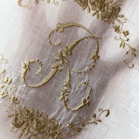 Vintage Linen White One Beige “R” Hand Embroidered Table Runner. - Picture 6 of 10